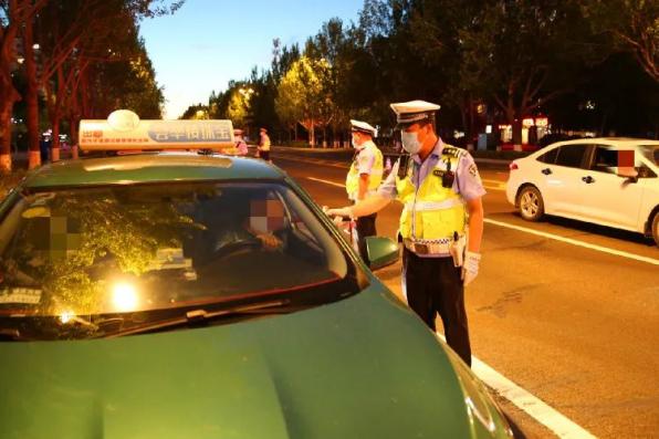 無用功！酒駕司機為躲避處罰“耍花招”，連吹15次測試儀