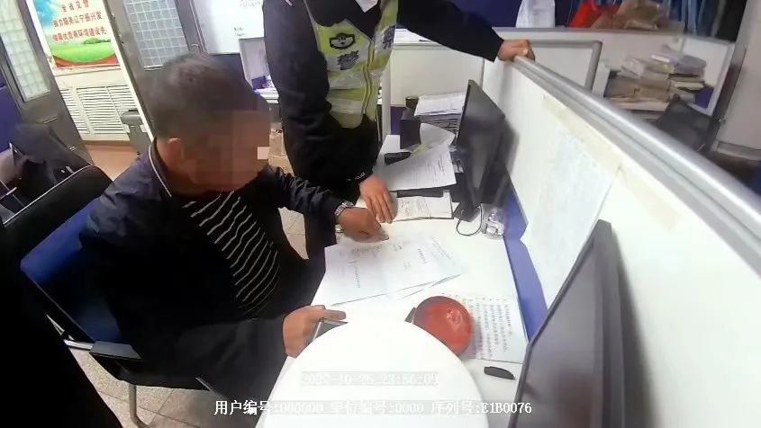 老爸酒駕犯了錯(cuò),竟讓閨女來背鍋…… 老爸酒駕犯了錯(cuò),竟讓閨女來背鍋……